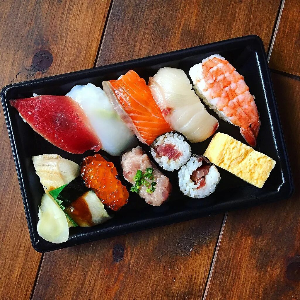 Покажи суши. Вкусная японская еда. Раскладка суши и роллов. Красивая раскладка роллов. Суши квадратные.