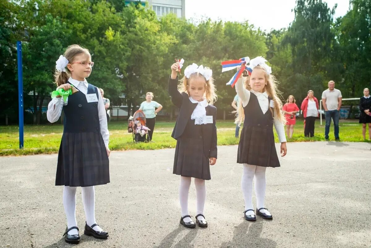 Первое сентября 7 класс. Первоклассница в школе. С 1 сентября первокласснице. Линейка в школе. Образ первоклассницы.