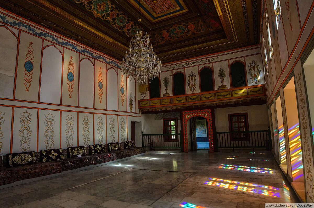 Бахчисарайский дворец крымских ханов. Золотой кабинет в ханском дворце в бахчисарае. Бахчисарай крым ханский дворец внутри. Хан дворец. Хан дворец.