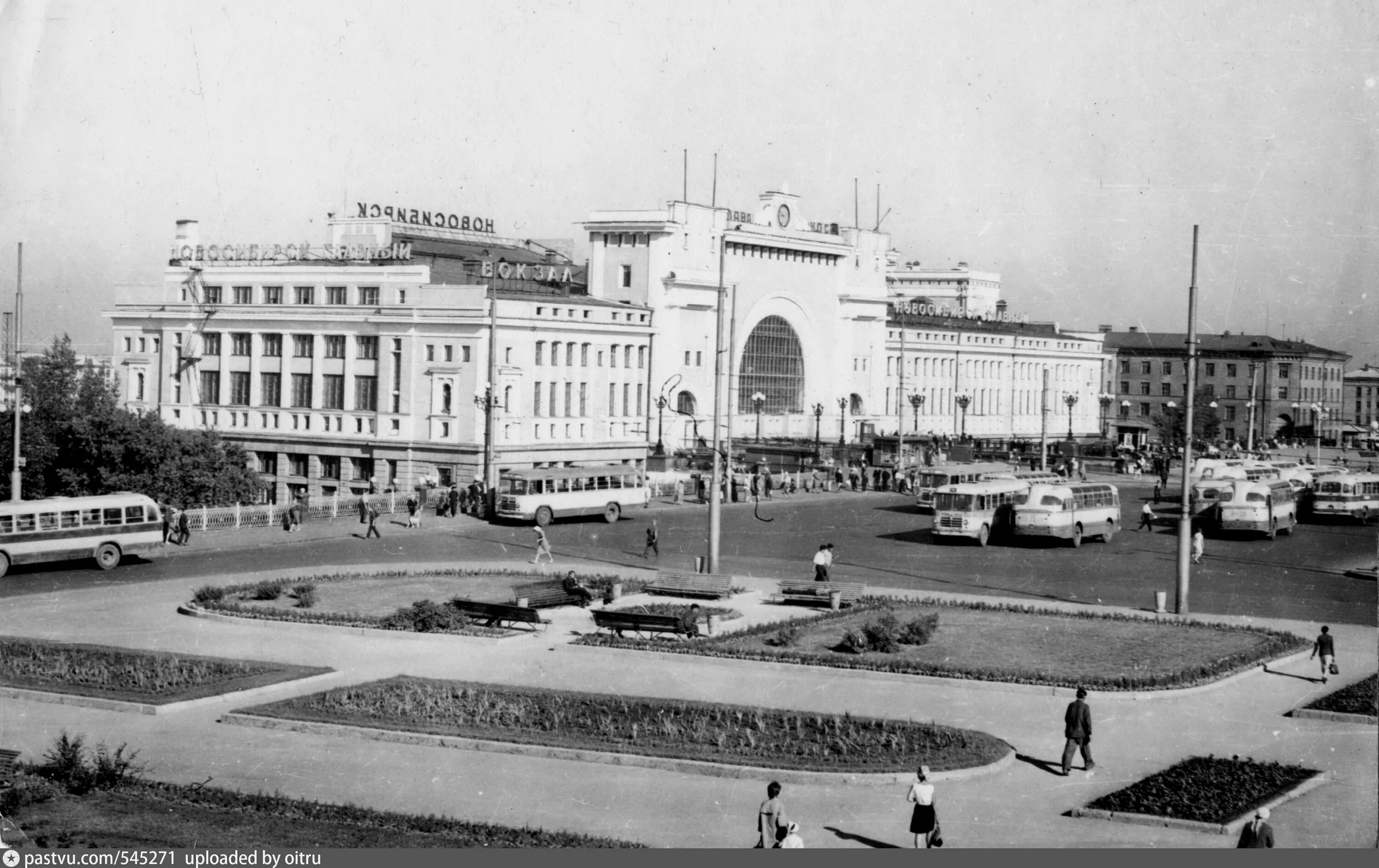 Новосибирск в каком веке. Старый ЖД вокзал Новосибирск-. Вокзал Новосибирск главный 1941. Новосибирск Железнодорожный вокзал 1960. Привокзальная площадь Новосибирск 1960.