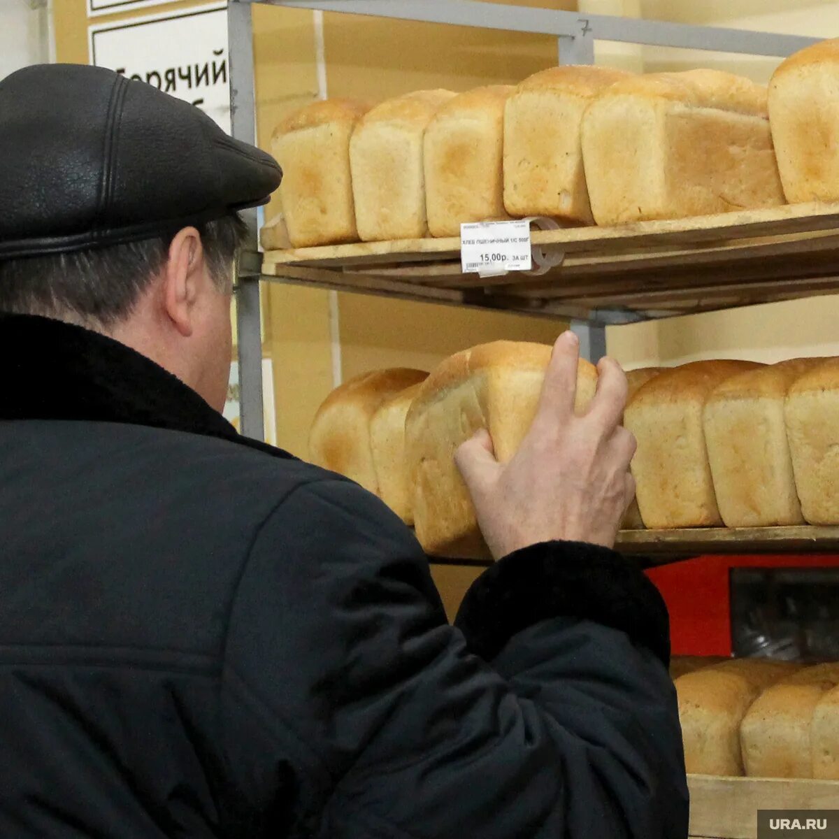Человек идет за хлебом. Хлеб в магазине. Хлеб в России. Хлебный магазин. Мужик с хлебом в магазине.