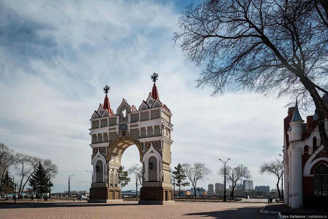 Благовещенск фото. Арка города Благовещенска Амурской области. Триумфальная арка Амурская область. Достопримечательности города Благовещенска арка. Арка в Благовещенске осенью.