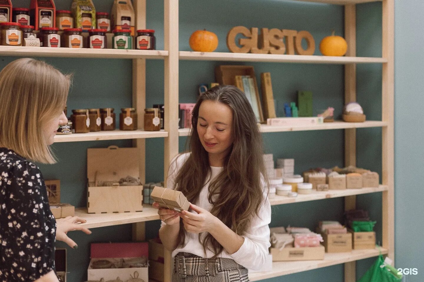 Charity shop is. Благотворительный магазин. Густо магазин Новосибирск. Gusto благотворительный магазин Новосиб. Чарити шоп.