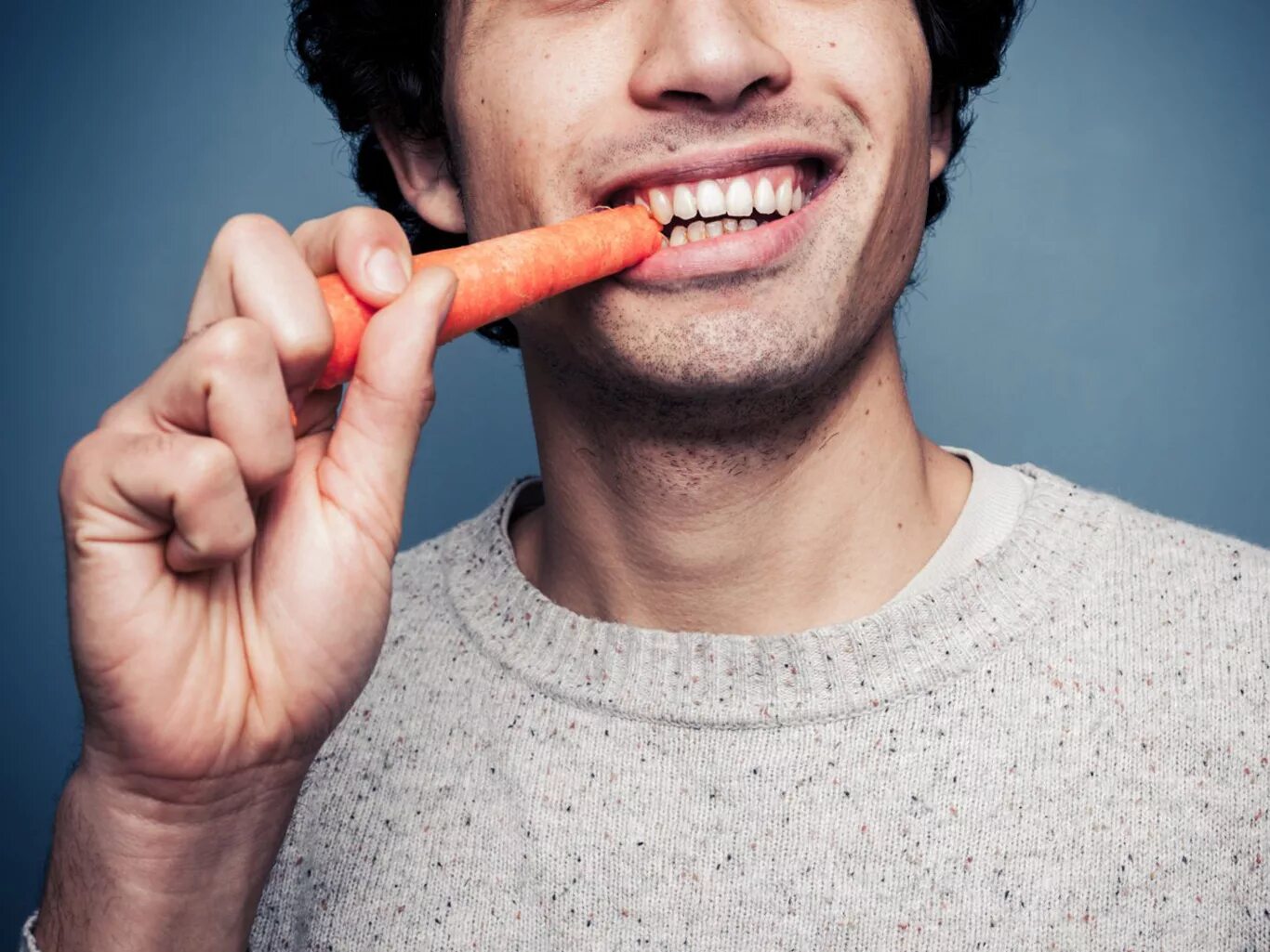 смешная морковь. Clipped carrots on a white background. много моркови. мужчина ест морковку. Carrot diet.