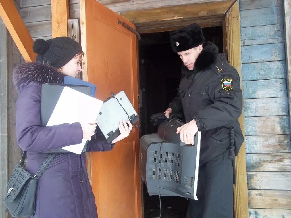 Родственники должника приставы. Изъятие имущества. Приставы арест имущества. Приставы изымают имущество. Конфискация приставами имущества.