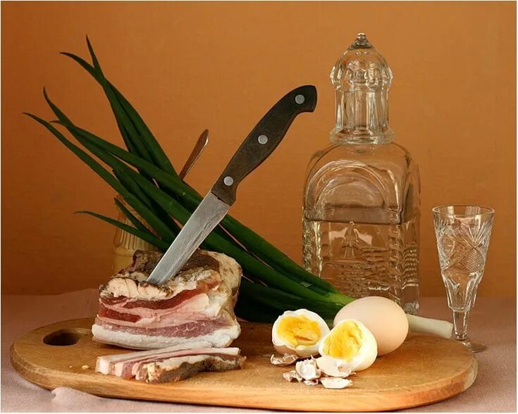 Сало с прожилками. Банкетные блюда и закуски. Сало. Мясной торт. Сало большой кусок.