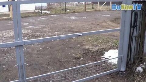 Привариваем петли на ворота к круглым столбам