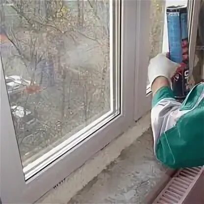Разгерметизация стеклопакета в пластиковом окне. Пластиковые окна пропускают воду. Пластиковые окна пропускают воду. Вода в стеклопакете пластикового окна. Низ пластикового окна цепляется.