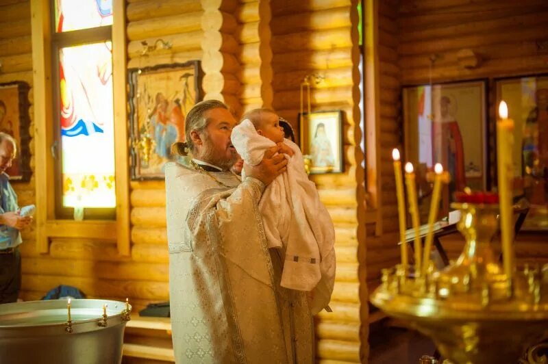 чудеса в церкви. крещение мальчика. крещение мальчиков заносят в алтарь. горнее место в алтаре. в алтарь заносят мальчиков.