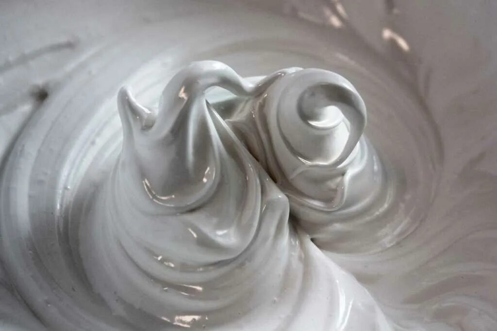 Зефир. Взбитые белки с сосисками. Безе в жидком виде. Меренга получается жидкой. Иситиш масляный.