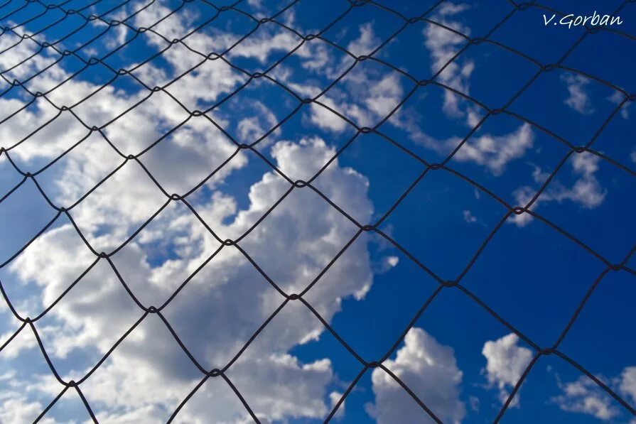 Сетчатый забор закат. Небо в клеточку тюрьма. Небо в клетку. Химтрейлы в небе. Решетка тюрьма.