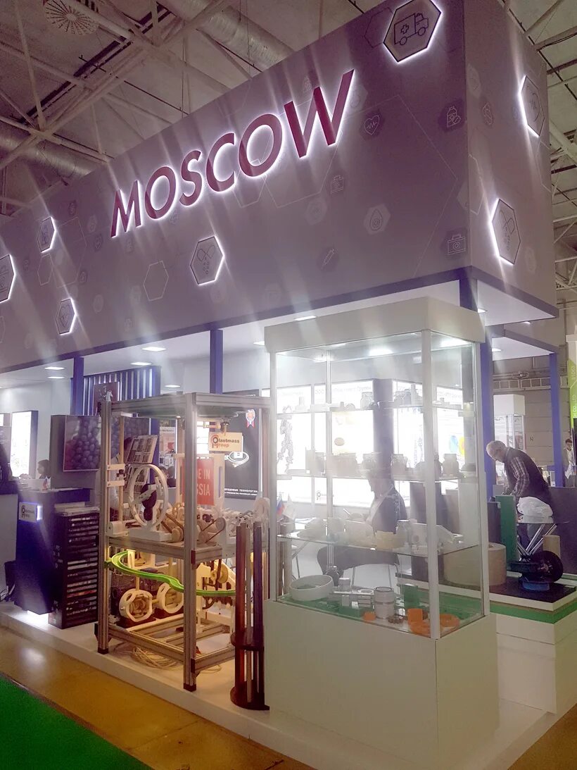 Торговый дом пластика. Plastmass group выставочный стенд. торговый дом пластмасс групп. пластмасс групп на выставке. экран в магазине.