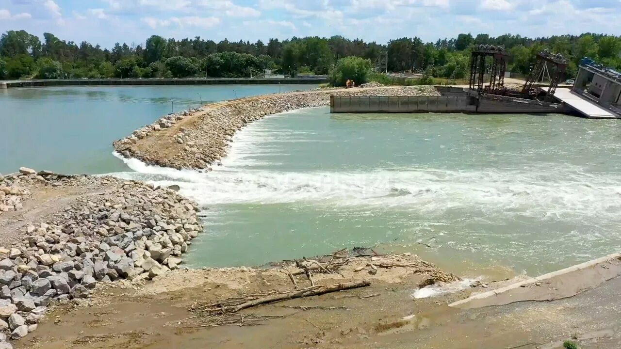 Земляная дамба кубань. Фёдоровский гидроузел краснодарский край. Река кубань федоровский гидроузел. Фёдоровский гидроузел краснодарский край. Дамба в краснодарском крае.