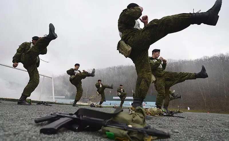 Фотографии про военную установку. Поставь армейские. Поставь армейские. Солдаты с закрытыми лицами. Армейские приколы.
