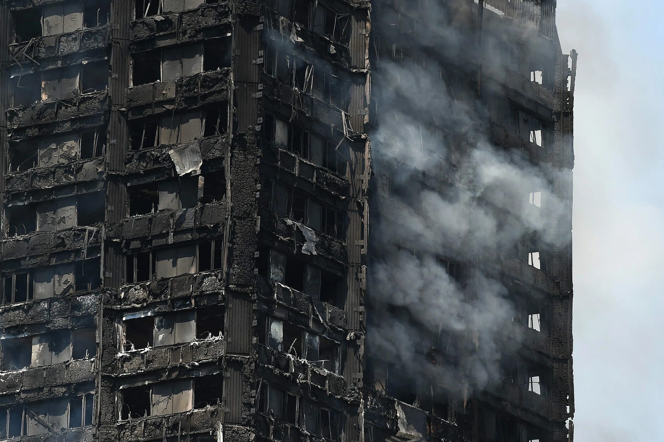 Grenfell Tower внутри. Многоэтажный дом после пожара. Пожар металлоконструкций. Пожар металлические конструкции. Сгорела многоэтажка