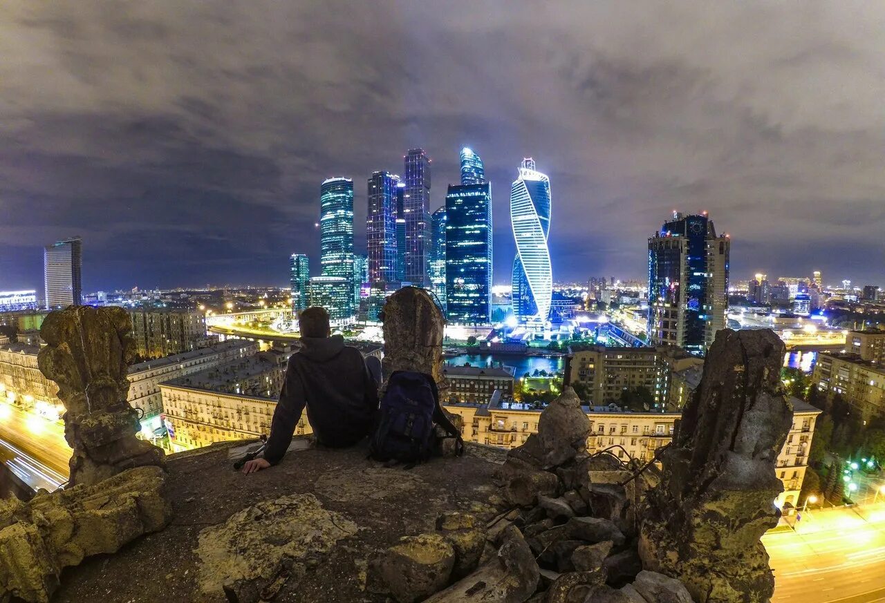 Москва сити человек. Вид из Москоу Сити. Москва Сити от 1 лица. Ночная Москва Сити. Фотосессия на фоне Москва Сити.