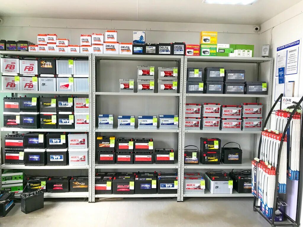 Battery shop. Магазин аккумуляторов. Большой магазин аккумуляторов. АКБ магазин аккумуляторов. Американские магазины аккумуляторов.