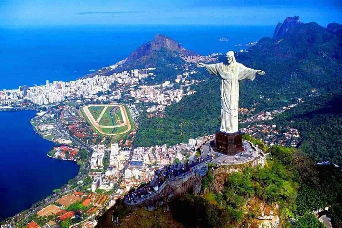 Бразилия самый красивый. Рио-де-Жанейро город в Бразилии достопримечательности. Гора Корковадо Рио-де-Жанейро. Бразилия гора Корковадо. Гора Корковадо статуя Христа.