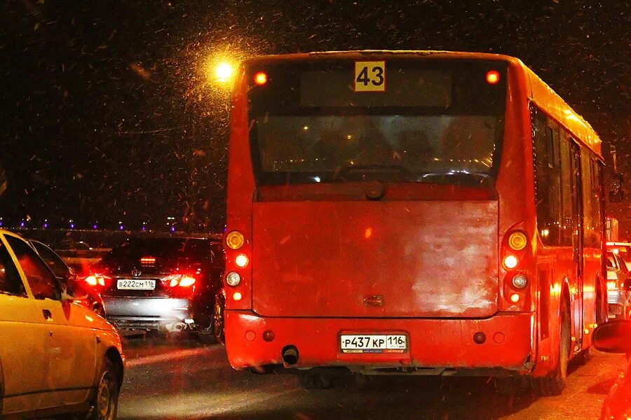Автобус в пробке. Красный автобус Казань. Вечер автобус. Пробка из автобусов. Проезд на автобусе в казани