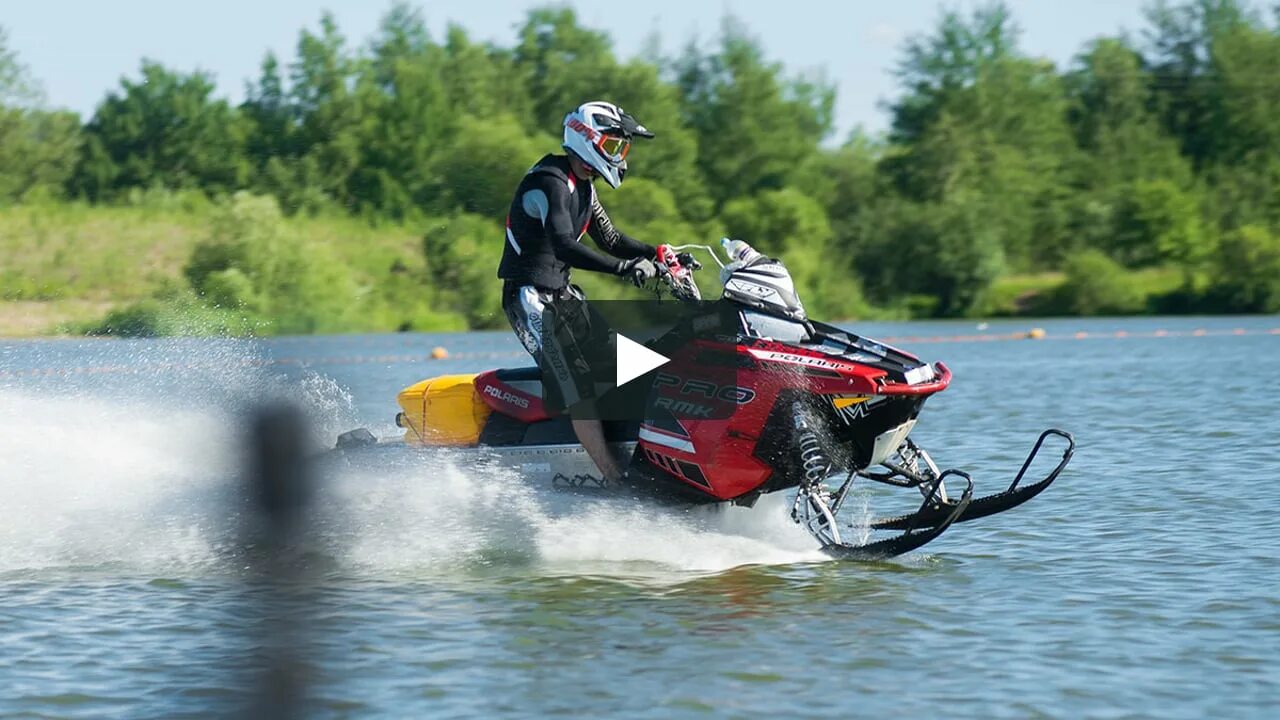 Снегоход едет по воде. Водный снегоход. Снегоход на воде. Снегоход на воде. Водные мотоциклы гоночные.