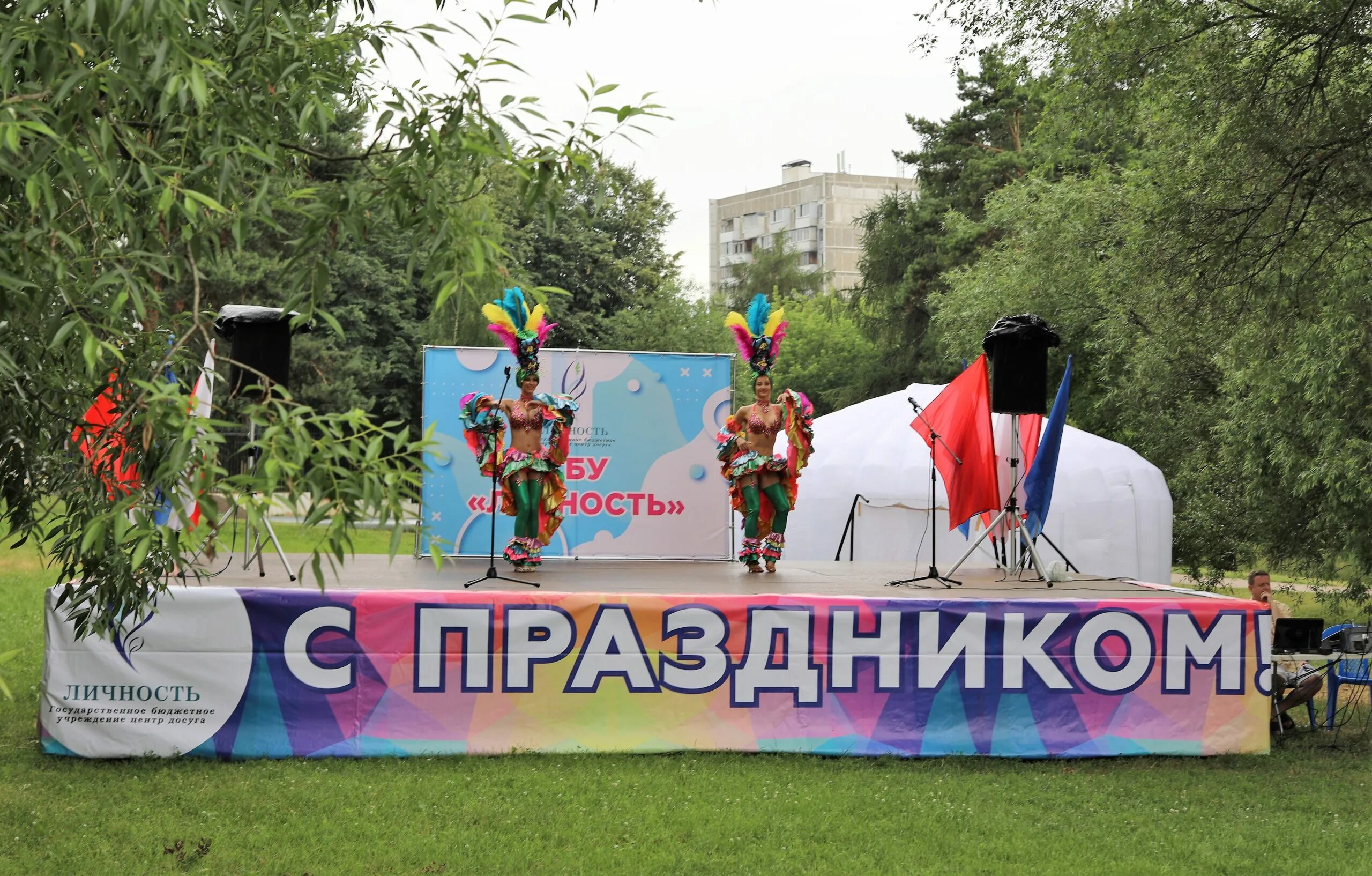 Гуляния в царицыно. Праздник посвященный ко Дню Пасхи в Аршиновском парке. День семьи 2013 Царицыно. Фото зоопарка в парке Царицыно. День семьи Царицыно салют.