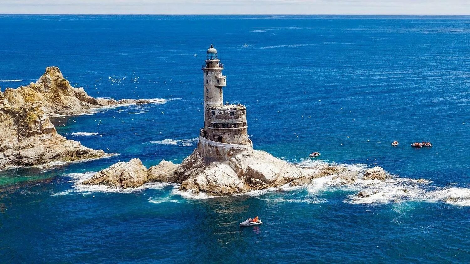 Маяк геркулеса испания. Заброшенный маяк на сахалине анива. Маяк в цветах. Warcraft 3 башни. Игра башня цветов издание остров.