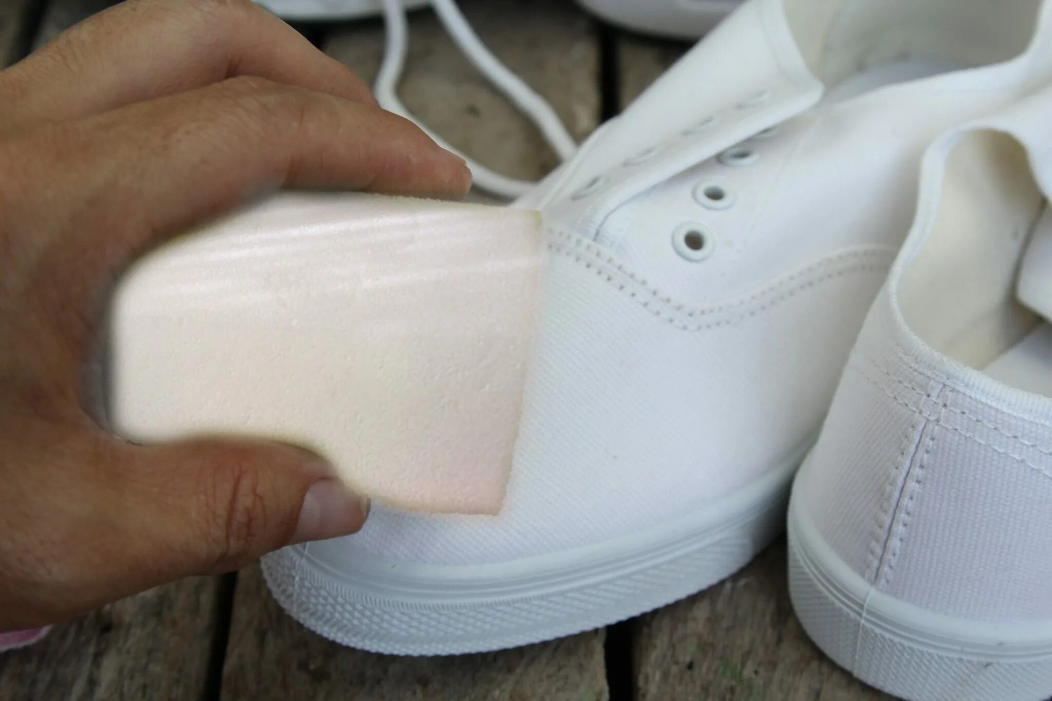 Отбеливатель подошвы. Меламиновая губка и белые кроссовки. Отбеливание белых кроссовок. Белая резиновая подошва. Помыть тканевые белые кроссовки.