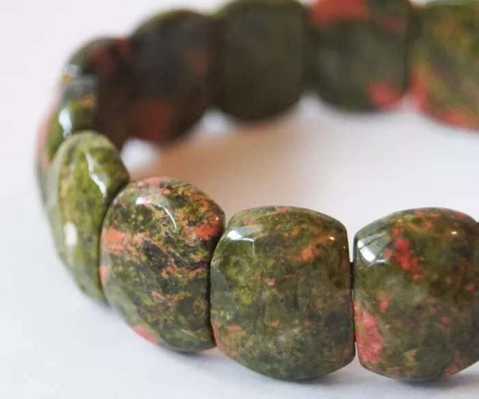 яшма камень оливковая.