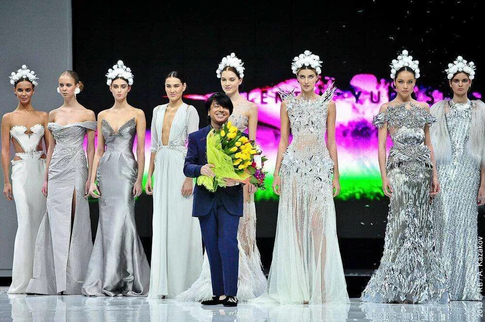 Подиум. Валентино гаравани одежда подиум. Офиц моды. Московская неделя моды 2022. Модное мероприятие.