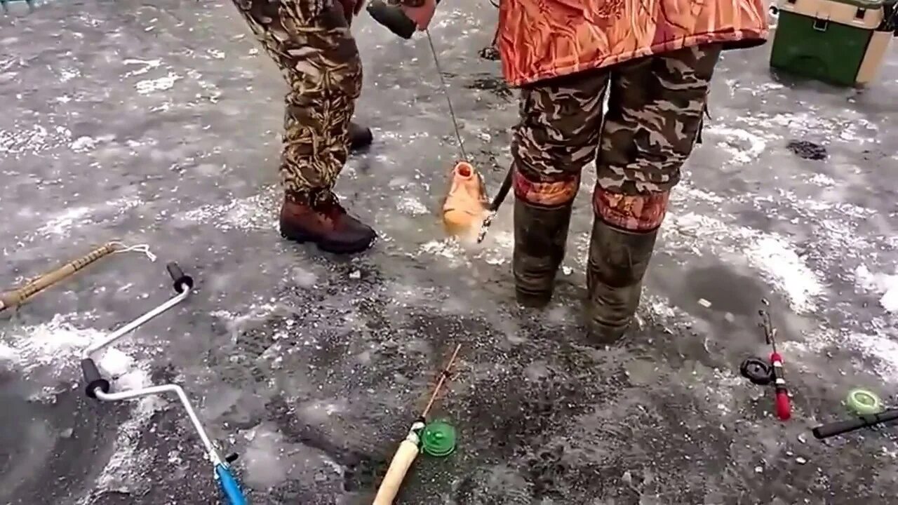 Рыбалка на волге зимой видео. Экстремальная зимняя рыбалка. Видео по зимней рыбалке. Безмотылка для зимней рыбалки на окуня. Видео по зимней рыбалке.