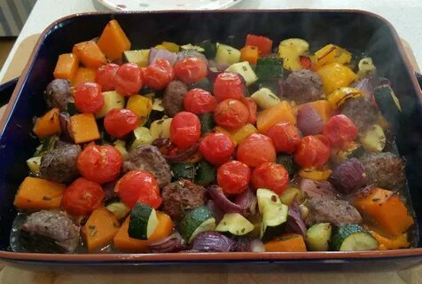 Замороженные овощи с мясом в духовке