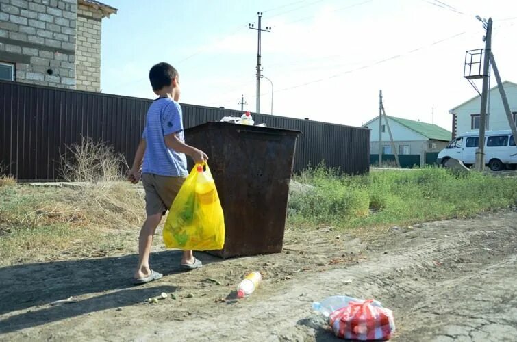 Вынести мусор. Ребенок выносит мусор. Мальчик выносит мусор. Ребенок выбрасывает мусор.