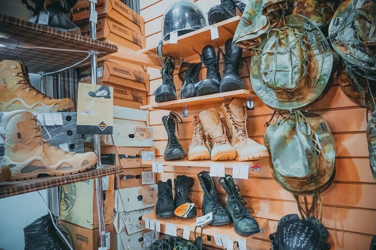 Ганс маркет 24. Военный магазин. Магазин обуви. Магазин военной экипировки. Большой выбор обуви.