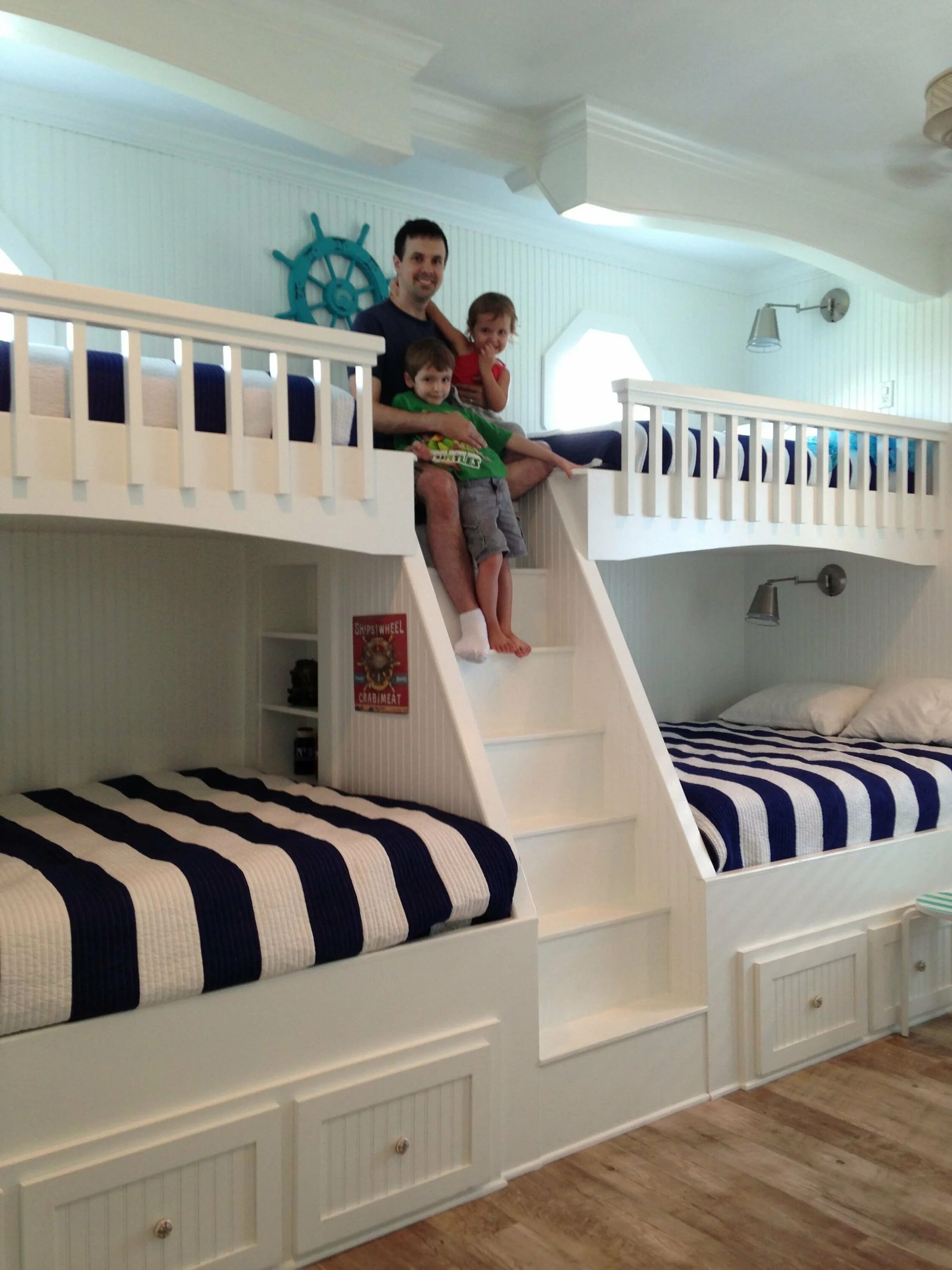 Кровать 7 дом. Двухъярусная кровать для детей. Двухэтажная кровать для детей. Кровать для троих детей. Кровать для четырех детей.