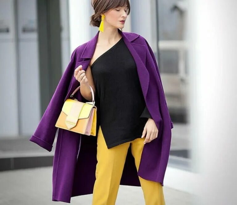 елена галант черный. колор блок елена галант. украшения к фиолетовому платью. темно фиолетовое пальто. сочетание черного и фиолетового в одежде.