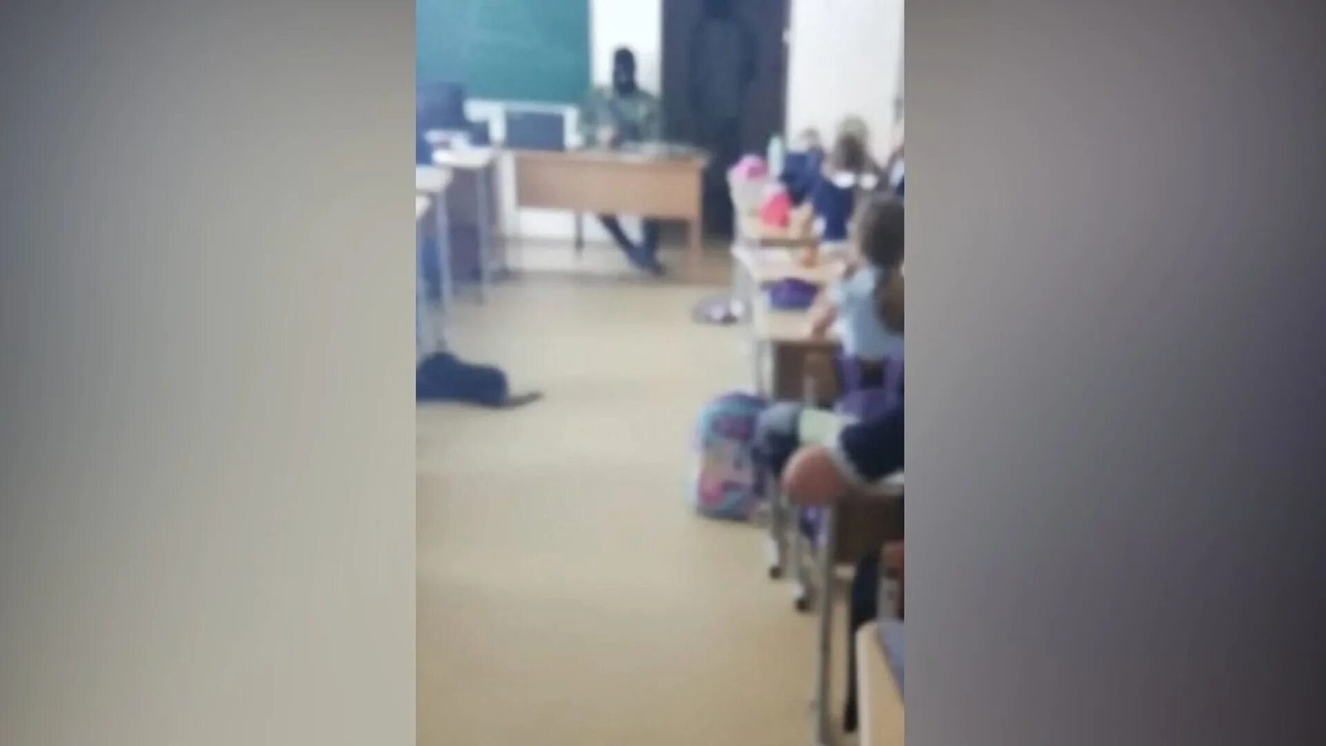 Школьник захватил школу. Террористы в школе в классе. Террорист в школе москва