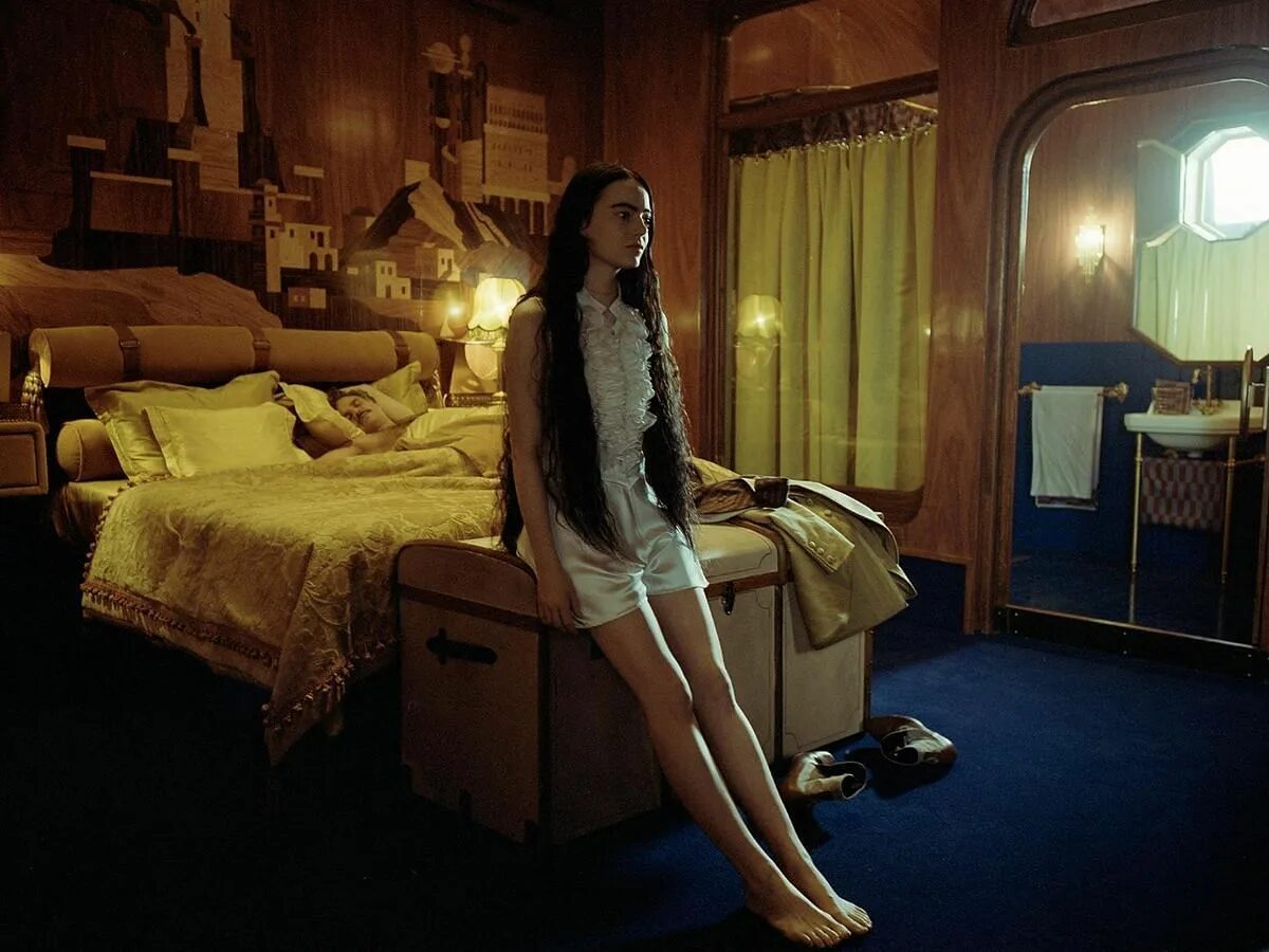 Poor things watch. Эмма стоун 2025. эмма стоун poor things. фильмы снятые в венеции. фильм бедные несчастные с эммой стоун.
