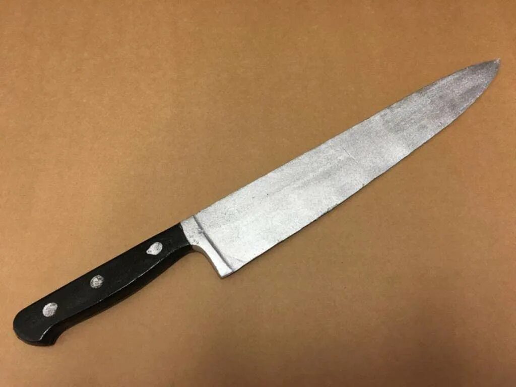 Почему оставляют нож на столе. Нож на столе. Обычный кухонный нож. Кухонный нож на столе. Ножик на столе.