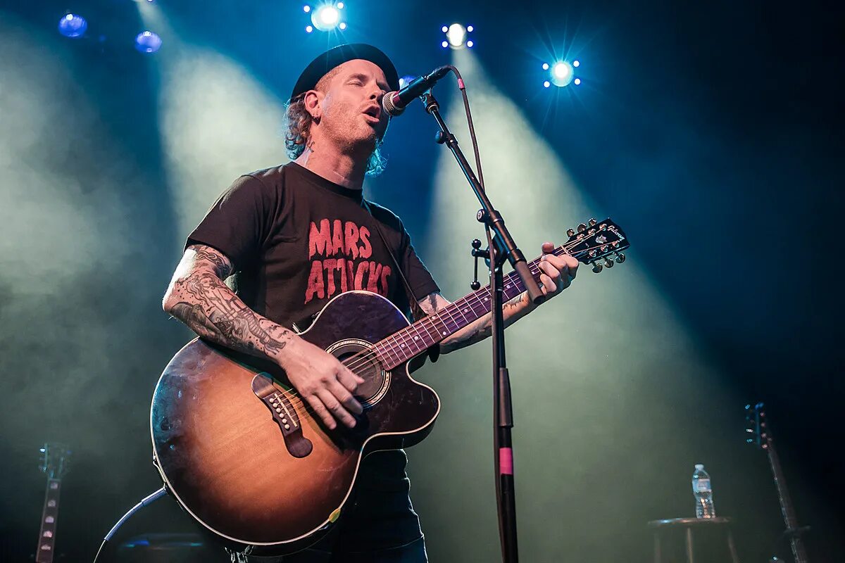 Кори Тейлор. Кори Тейлор с гитарой. Corey Taylor Stone Sour. Corey Taylor Acoustic.