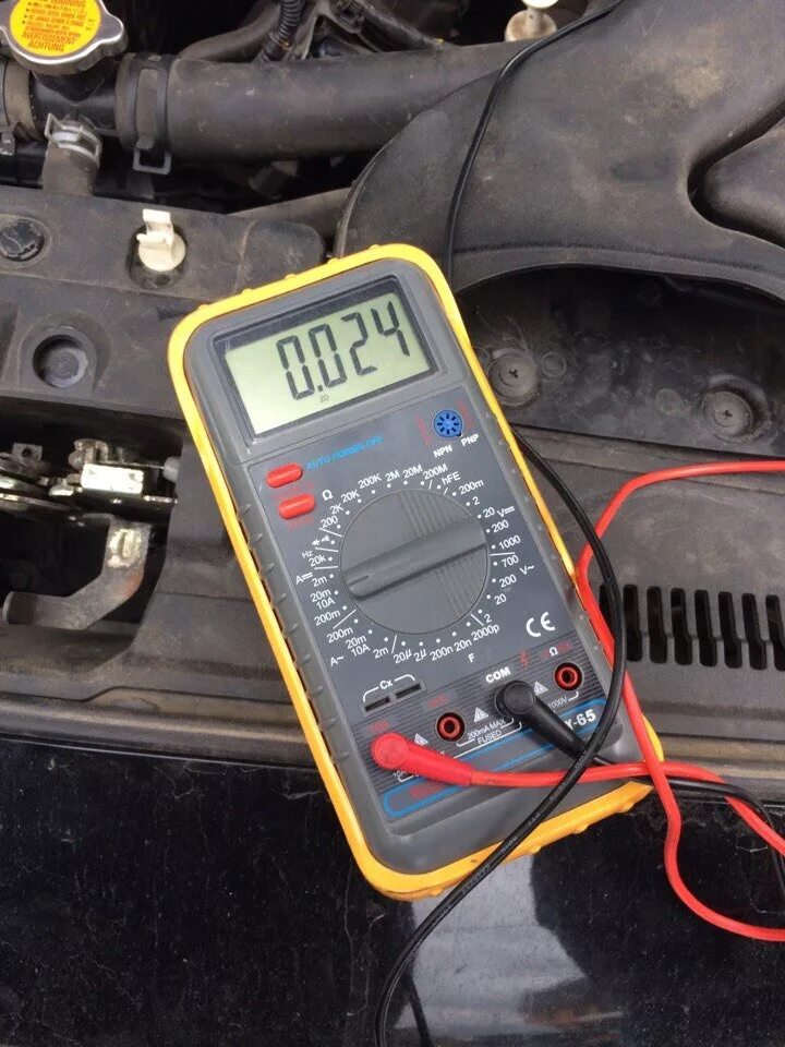 Проверить утечку тока на ваз. Автомобильный мультиметр 2114. Ток утечки тестером на АКБ. Измеритель утечки напряжения АКБ авто. Измерение тока утечки в автомобиле мультиметром.