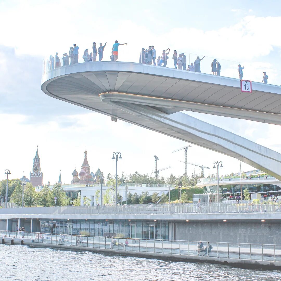 Парк Зарядье смотровая площадка. Парк Зарядье в Москве мост стеклянный. Парк Зарядье балкон. Амфитеатр парка Зарядье. Зарядье выставки 2024