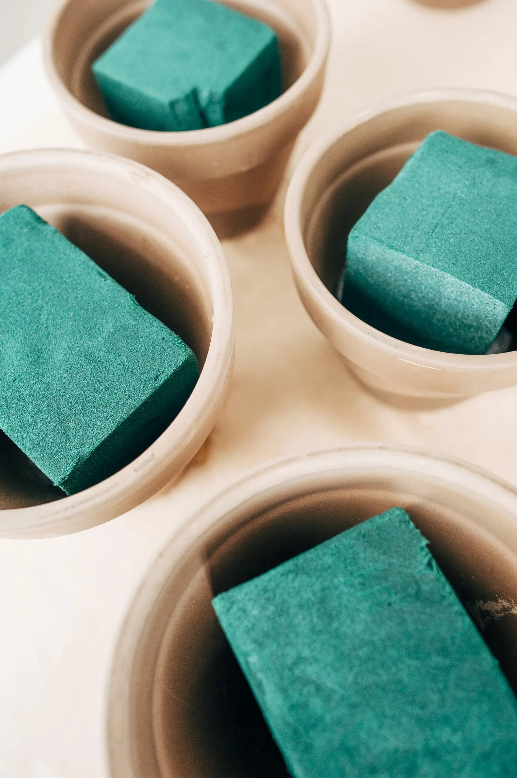 Флористическая губка aspac ideal. Букеты из флористической губки. Флористическая губка оазис идеал. Крепление флористической губки баннеру. Сколько замачивать оазис для цветов.