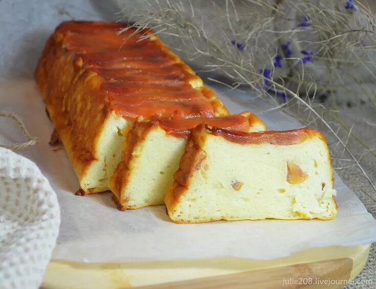 Запеканка с взбитым белком. Запеканка из творога и крахмала. Запеканка творожная 100г. Пирог из кукурузной муки с творогом. Запеканка с взбитым белком.