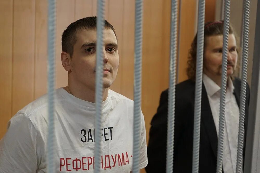 Шлем заключенного. Свободу политическим заключенным. Обмен полит заключенными. Сотрудники фсин в колонии. Обмен полит заключенными.