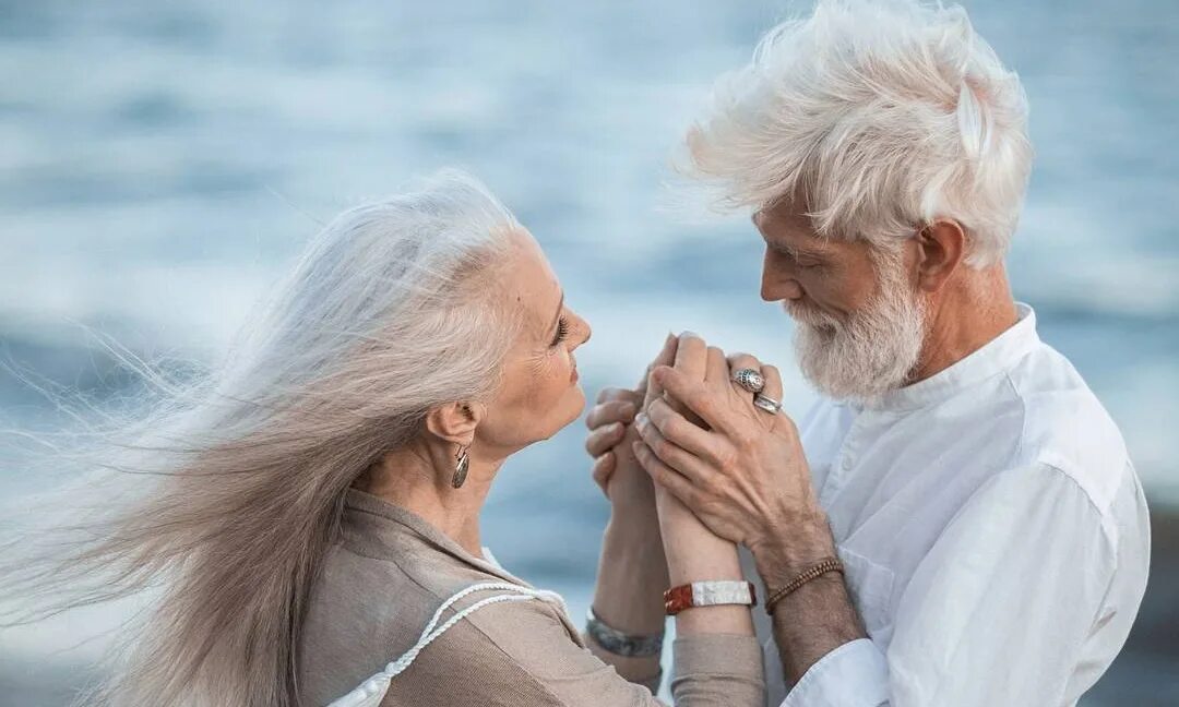 Седой человек. Счастливые пожилые люди Эстетика. Фотосессия пожилой пары. Любовь пожилых людей. Седина старость