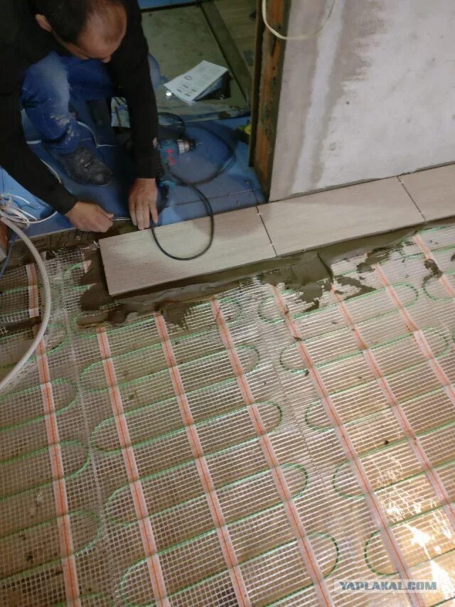 Можно ли положить теплый пол на плитку. Теплый пол под плитку. плиточный теплый пол. укладка плитки на теплый пол. укладка теплого пола под керамогранит.
