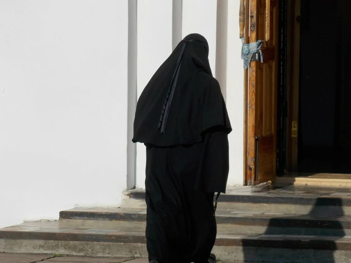 Глухонемой парень в монастыре. Люди в монастыре. Монахиня со спины. Ухожу в монастырь. Монахини в монастыре.