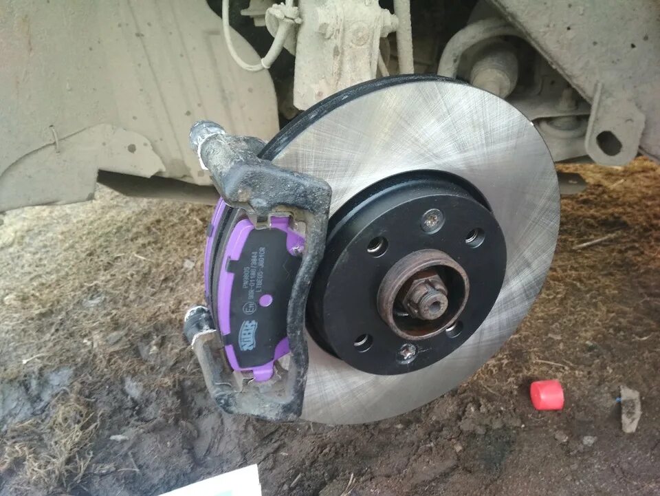 Задние тормозные колодки на nissan tiida 2007 года. Тормоза тииды. Передние тормозные диски ниссан ноут 1. Тормоза тииды. Тормоза тииды.