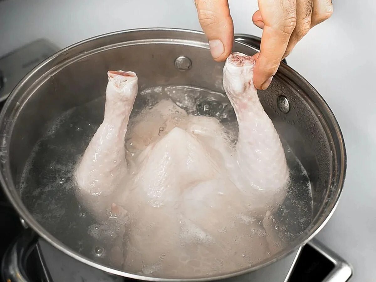 Утка замоченная в воде. Курица варится. Курица в кастрюле. Варка курицы. Бульон с курицей.