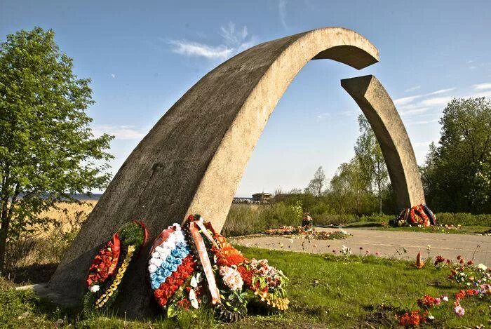 Разрыв кольца. Памятник разорванное кольцо блокады Ленинграда. Памятник прорыва блокады Ленинграда разорванное кольцо. Емориал разоовное кольцо блокада Ленинграда. Разорванное кольцо – памятник прорыву блокады.